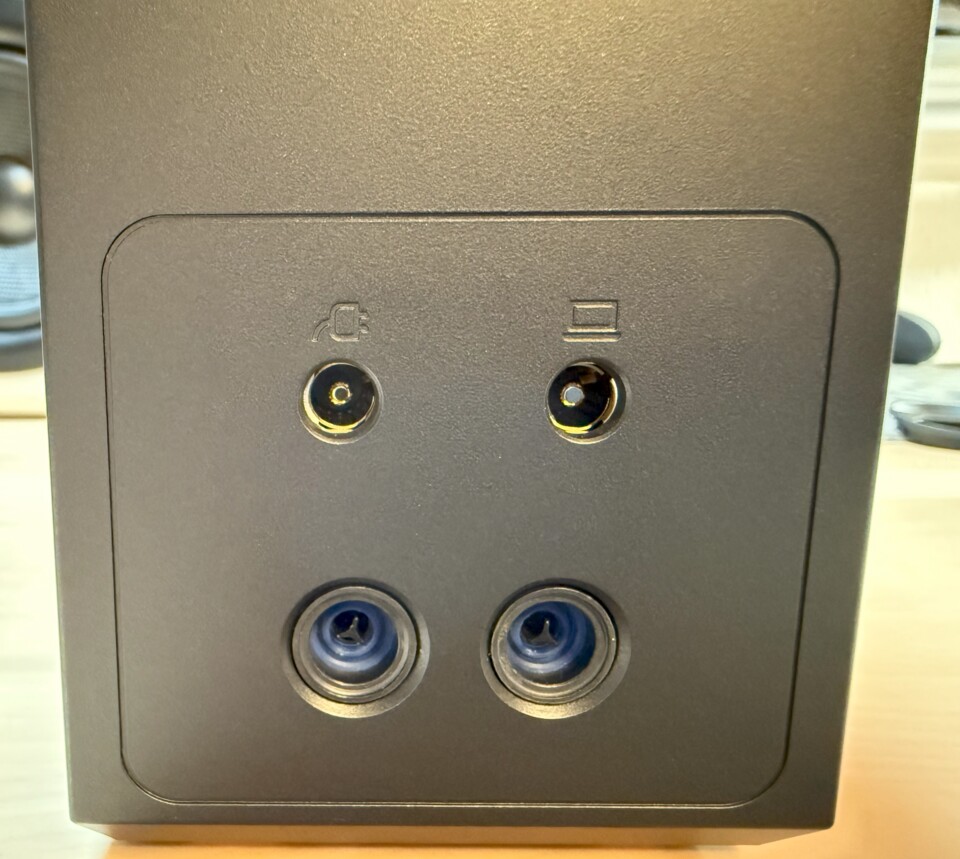 Für die Stromversorgung wird das Netzteil des Laptops verwendet. Für den Rechner wird ein Kabel mit zwei Hohlsteckern genutzt. (Bildquelle: Sven ScharpeGameStar Tech)