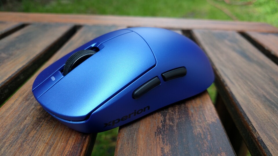 Bis auf das knallige Blau und den Schimmer sieht die Maus selbst ziemlich gewöhnlich aus. (Bildquelle: Nele WobkerGameStar Tech)
