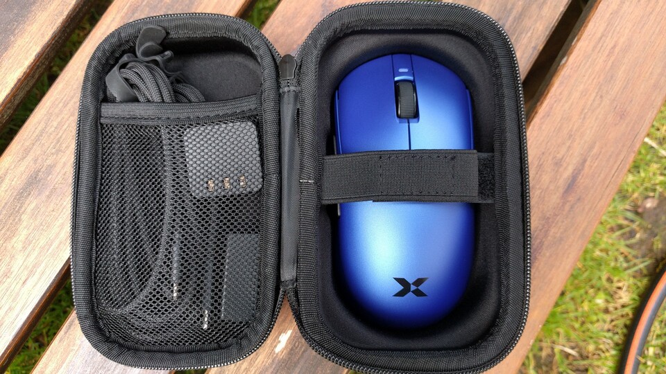 In das mitgelieferte Etui passen sowohl Zweitakku, als auch Empfänger, beide Kabel und die Maus. (Bildquelle: Nele WobkerGameStar Tech)