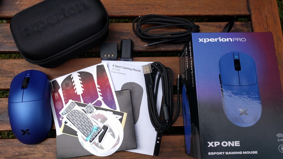 Im Lieferumfang sind neben dem fantastischen Etui auch noch Ersatzglides, zwei verschiedene Kabel, Gripaufkleber, ein Empfänger und ein Zweitakku enthalten. (Bildquelle: Nele WobkerGameStar Tech)
