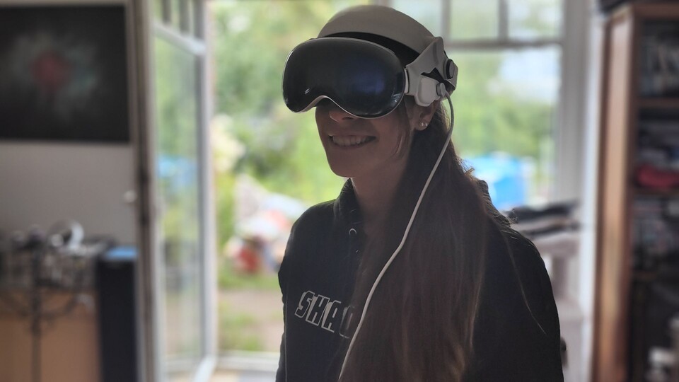 The Apple Vision Pro, on the other hand, is just a simple pair of VR glasses with, admittedly, really good image quality and a focus on mixed reality.