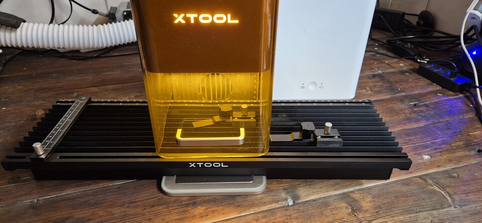 Mit der Slide-Extension lässt sich die Arbeitsfläche des F2 zumindest in der Breite auf 40 cm erweitern