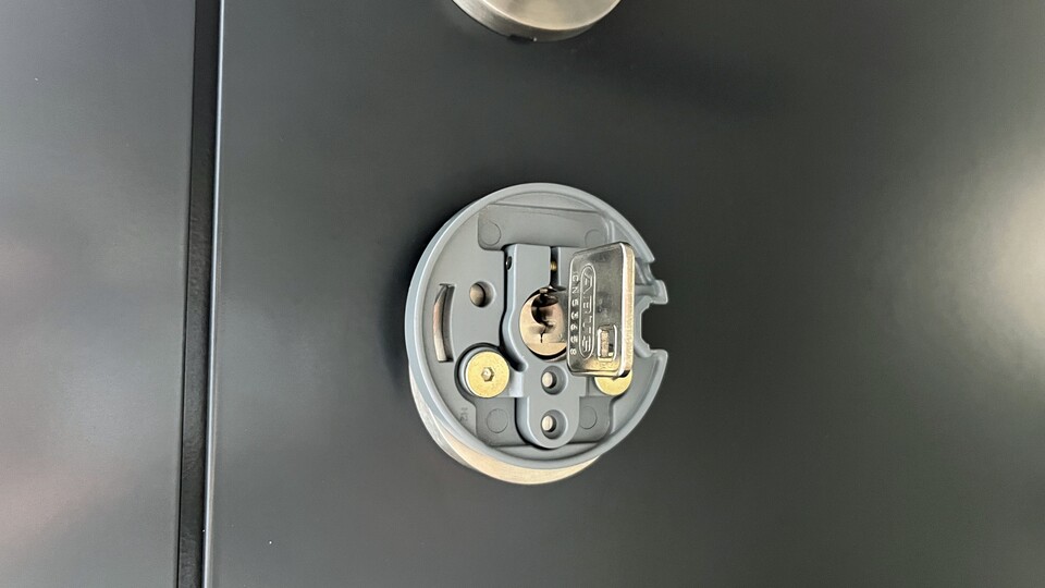 Montageplatte aufs Schloss setzen, mit Inbus-Schlüssel fixieren und Schlüssel rein - das ist die Grundlage für das Smart Lock.