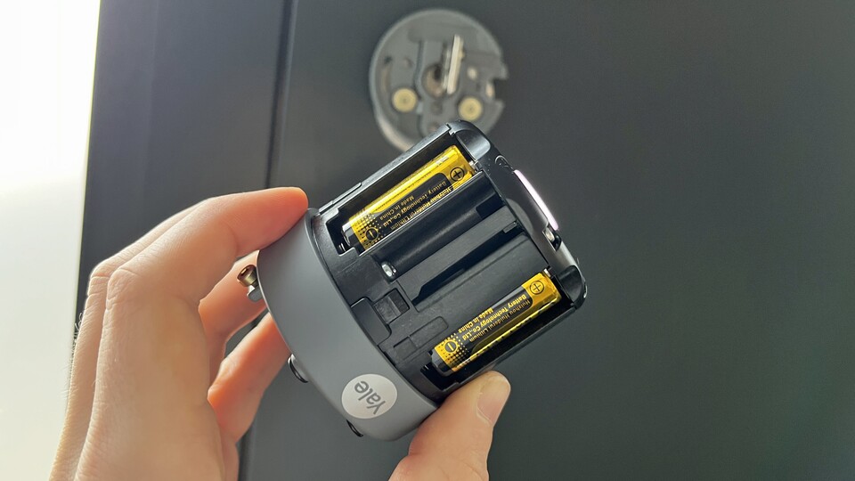 Das Schloss wird mit drei speziellen Batterien betrieben, die ihr nachkaufen müsst.