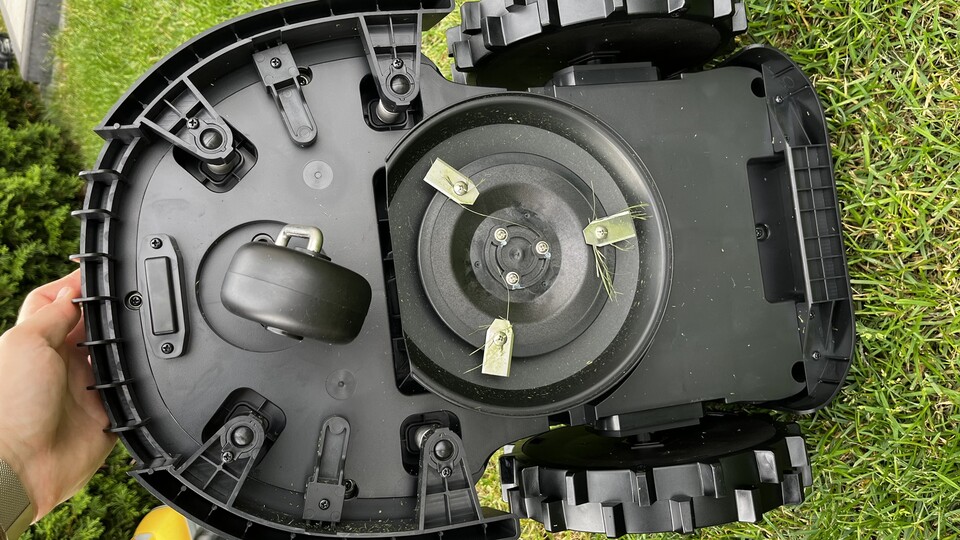 Der Mähteller arbeitet mit drei Klingen.