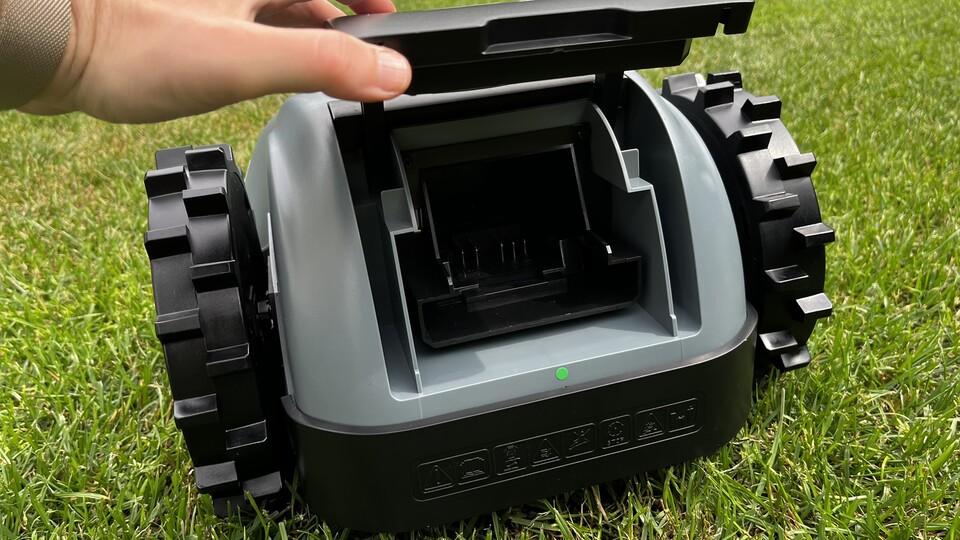 Der Akku lässt sich leicht entnehmen.