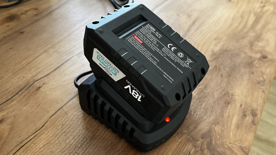 Zum Aufladen des Akkus liegt ein Ladekabel bei.