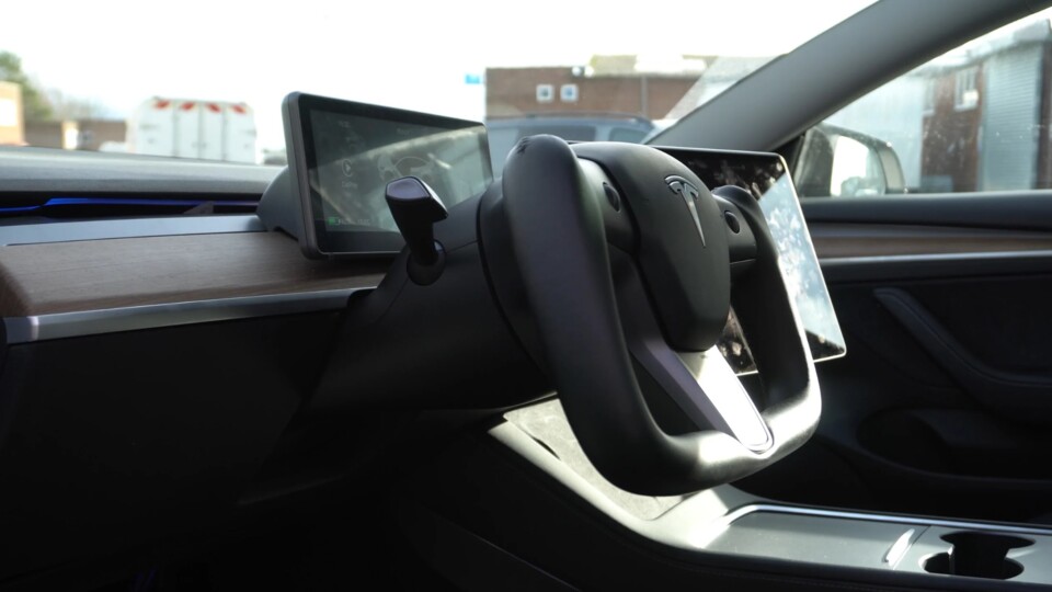 Das Yoke-Lenkrad ist eckig statt rund, um eine bessere Sicht auf das Cockpit zu ermöglichen. (Bild: Tesla)