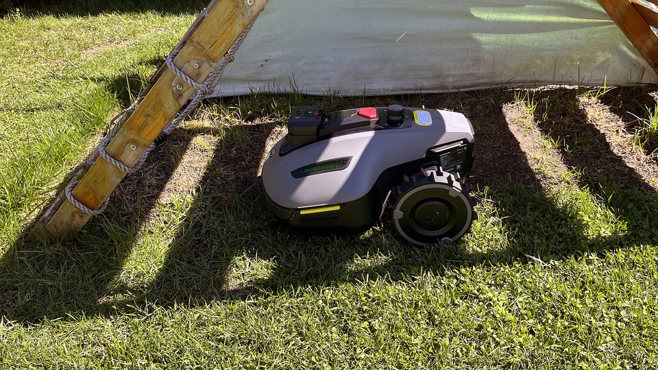 Auffällige Schattenmuster oder größere Hindernise wie unser Klettergerüst bringen den Yuka Mini 2 800 nicht aus dem Takt.