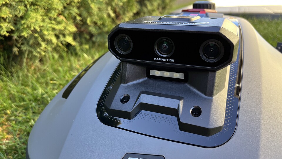 Dank seiner Triple-Kamera kann der Yuka Mini 2 800 einfachere Gärten sogar komplett automatisch kartieren.