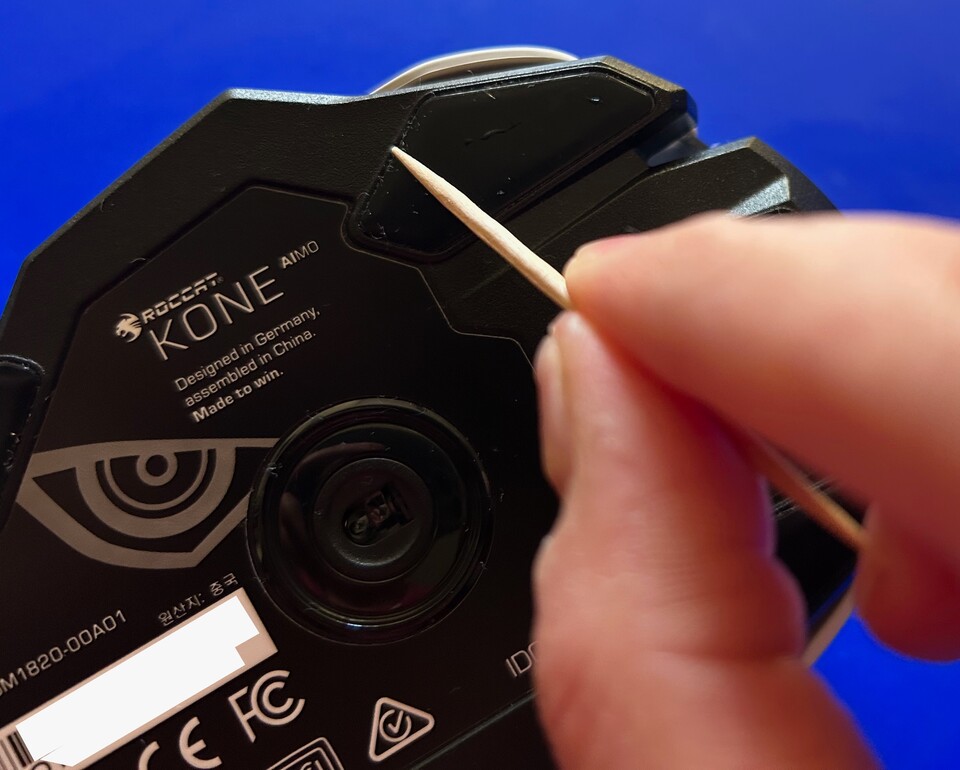 Staub und Dreck auf den Gleitern lässt eure Gaming-Maus schlechter gleiten. Beim Gaming, wo es auf Präzision ankommt, könnt ihr das gar nicht gebrauchen. (Bildquelle: Andrea MaurerGameStar Tech)