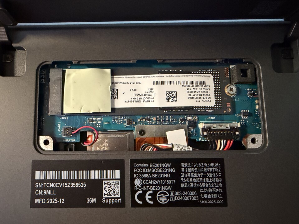 Die eingebaute SSD ist durch eine Wartungsklappe einfach erreichbar.