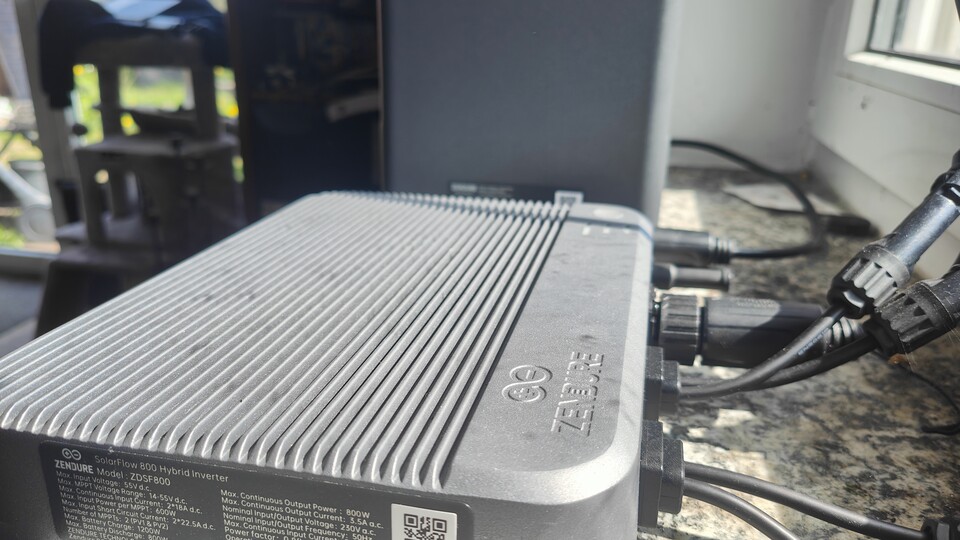 Ein Balkonkraftwerk besteht, genauso wie ein Pflanzkastenkraftwerk, aus einem oder mehreren Solarmodulen, einem Mikrowechselrichter und den nötigen Kabeln. Mehr nicht, das lässt sich also notfalls auch selbst zusammenbauen.