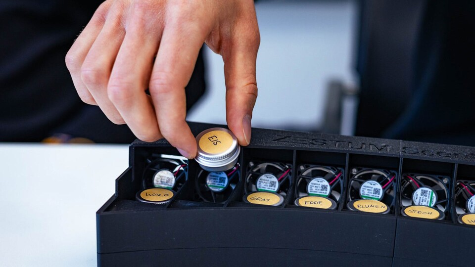 Aus 10 individuellen Düften mischt die Scentbar dank KI-Support sofort die passende Geruchsmischung für jede Szene zusammen.