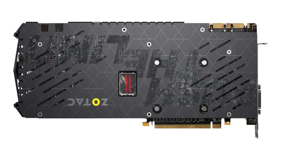 Die Backplate der Zotac Geforce 980 Ti AMP Extreme sieht nicht nur gut aus, sie gibt der Karte auch zusätzliche Stabilität – was angesichts der enormen Ausmaße auch nötig ist.
