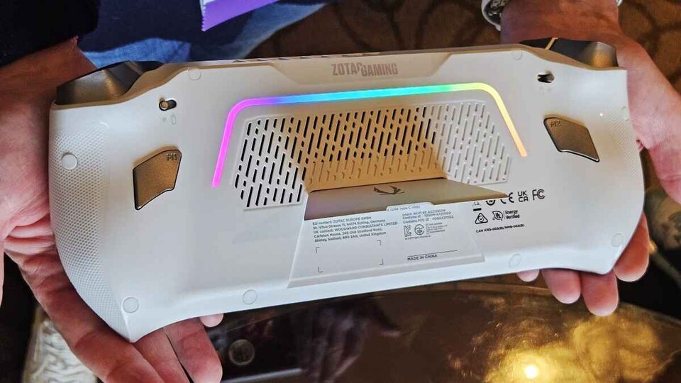 Auf der Rückseite findet ihr den kleinen Kickstand, der auch beim ersten Gerät dabei war. (Bild: techpowerup)