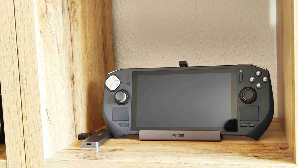 Dank des mittig platzierten USB-C-Anschlusses passt das Gerät in die meisten Docking-Stationen. Für den Lenovo Legion Go ist das Kabel des UGREEN-Docks etwas zu kurz. Der offizielle Zotac-Dock wird mir noch zugesendet.