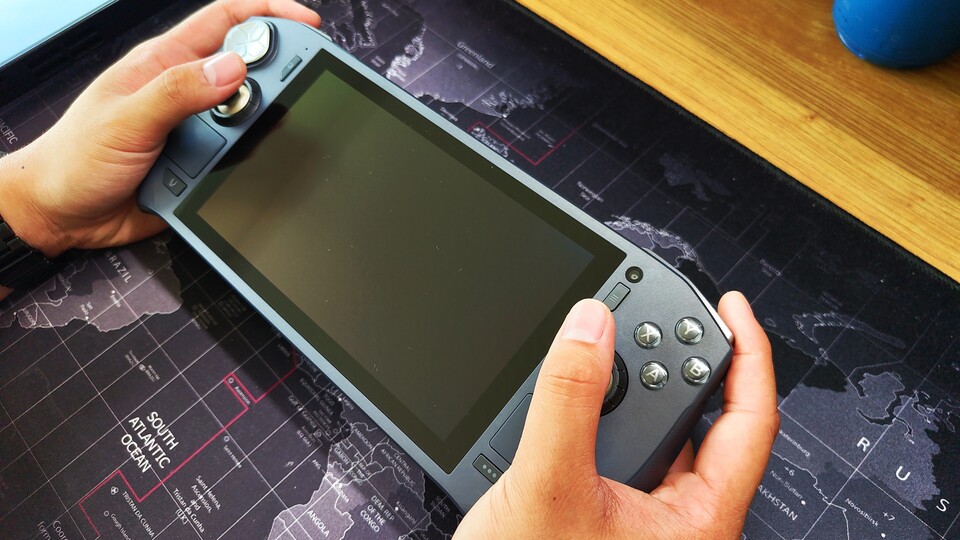 So sieht der Zotac Zone in Händen aus.