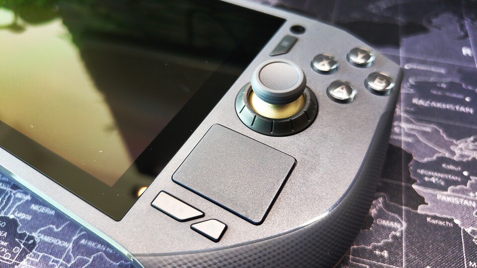 Der Zotac Zone besitzt wie das Steam Deck Dual-Trackpads.