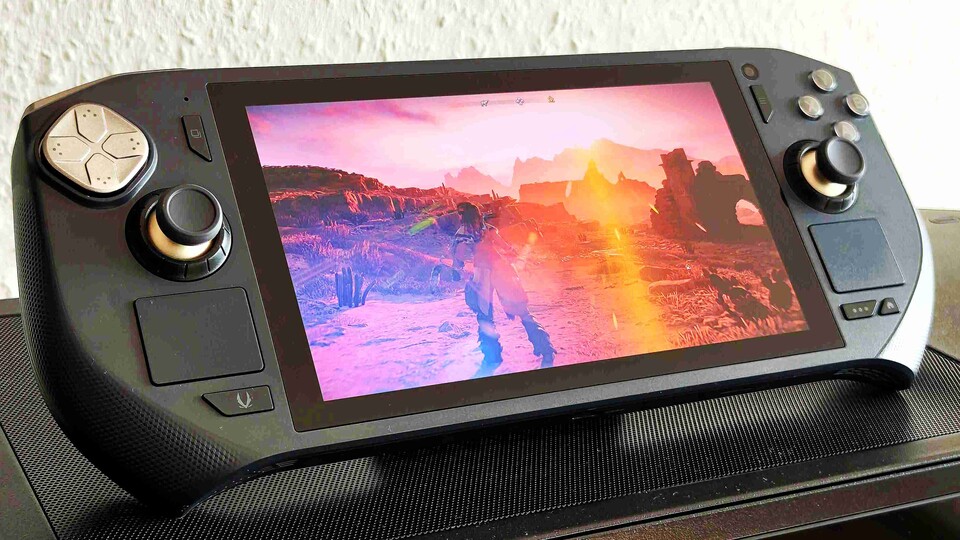 Der Zotac Zone bietet wie das Steam Deck OLED einen OLED-Bildschirm und zwei Trackpads. Es ist somit eine gute Alternative für Spieler, die Windows bevorzugen. (Bildquelle: Duy Linh Dinh, GameStar Tech)