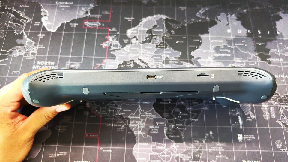 Die einfachste Methode: der microSD-Kartenslot an der Unterseite.