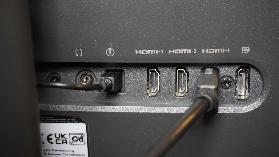 Keine großen Besonderheiten bei den Anschlüssen: Dreimal HDMI, einmal Displayport, ein Kopfhörerausgang und der Anschluss für den S-Switch zieren die Rückseite.