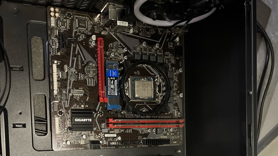 Ein Teil des Gaming-PCs, der 850 Euro Wert sein soll. Der CPU-Kühler war beim Schießen des Fotos noch abmontiert, um die Wärmeleitpaste neu aufzutragen. (Quelle: Reddit Dinkelmeme)