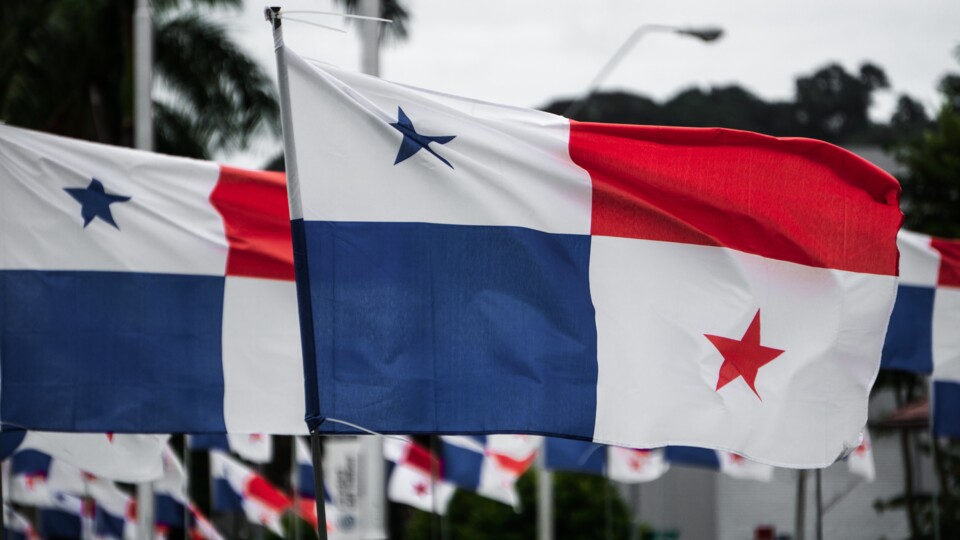 Im Bild: Die Flagge Panamas. (Bild-Quelle: Luis Gonzalez über Unsplash)