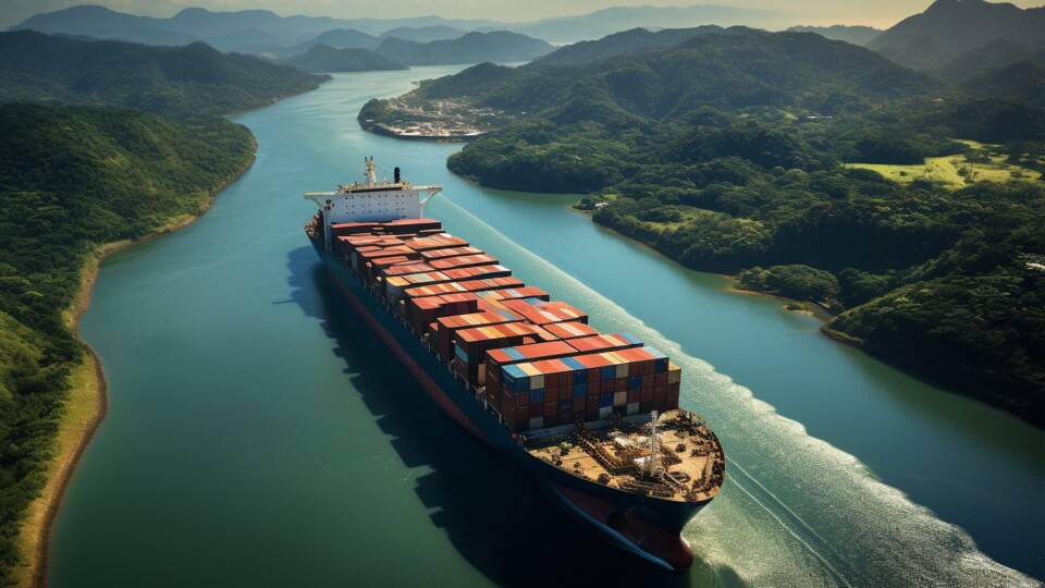 Symbolbild: Ein Containerschiff auf dem Seeweg durch den Panamakanal. (Bild-Quelle: Jeff Whyte über Adobe Stock)