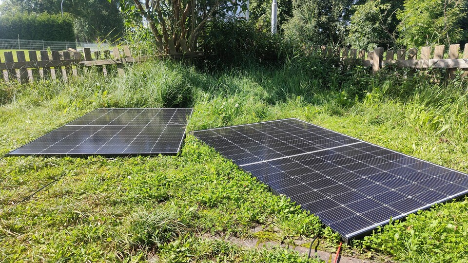 Selbst achtlos auf den Rasen geworfen, produzieren diese Solarpanele unbeirrt Strom. Sinnvoll angewinkelt aufgestellt wird es aber deutlich mehr.