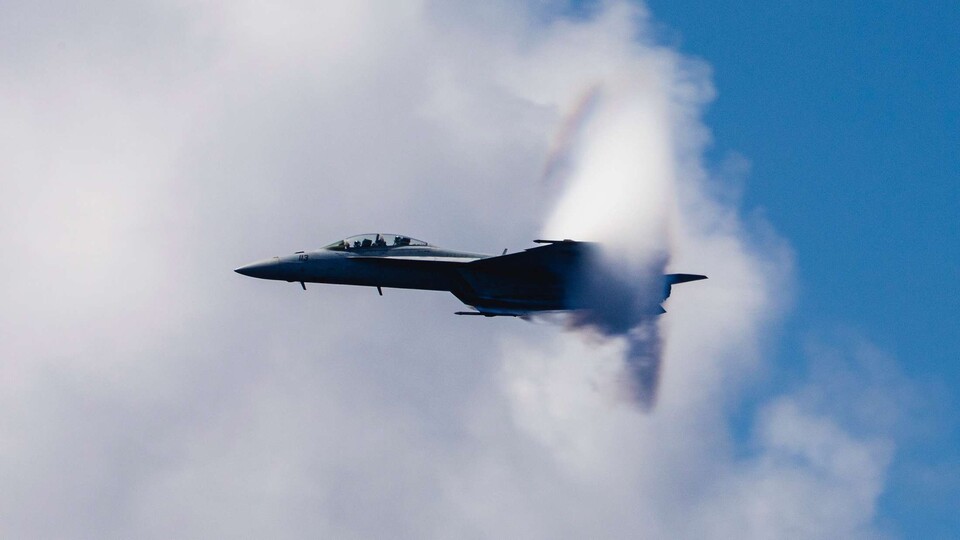 Eine Boeing FA-18 beim Druchbruch der Schallmauer.
(Bildquelle: U.S. Navy photo by Mass Communication Specialist 3rd Class Kevin Tang)
