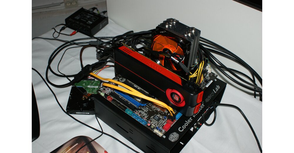 AMD Eyefinity: Spielen auf 24 Monitoren - Mit DirectX-11-Radeons
