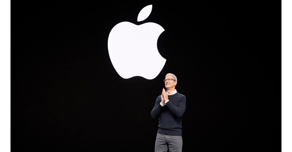 Tim Cook deixa cargo de CEO da Apple, mas continua na empresa