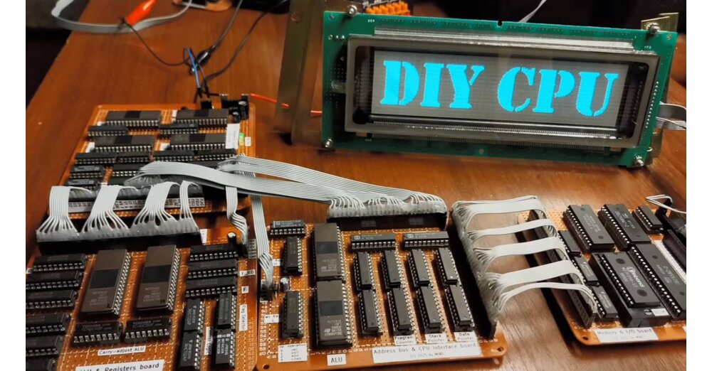 Er startete mit einem Dutzend alter Speicherchips: In »hunderten ...