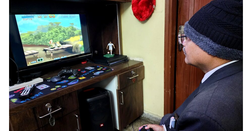 Ein Vater spielte mit seinem Kind jahrelang auf der PS2, weil er sich nichts Besseres leisten konnte. Jahre später schenkte ihm der inzwischen erwachsene Sohn eine PS4 Pro [Archiv]