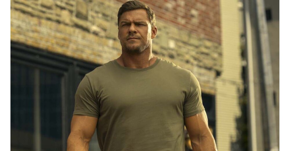 Ist Reacher größer als ein Grizzly-Bär? Serienstar Alan Ritchson lässt sich auf ein kleines Quiz ein