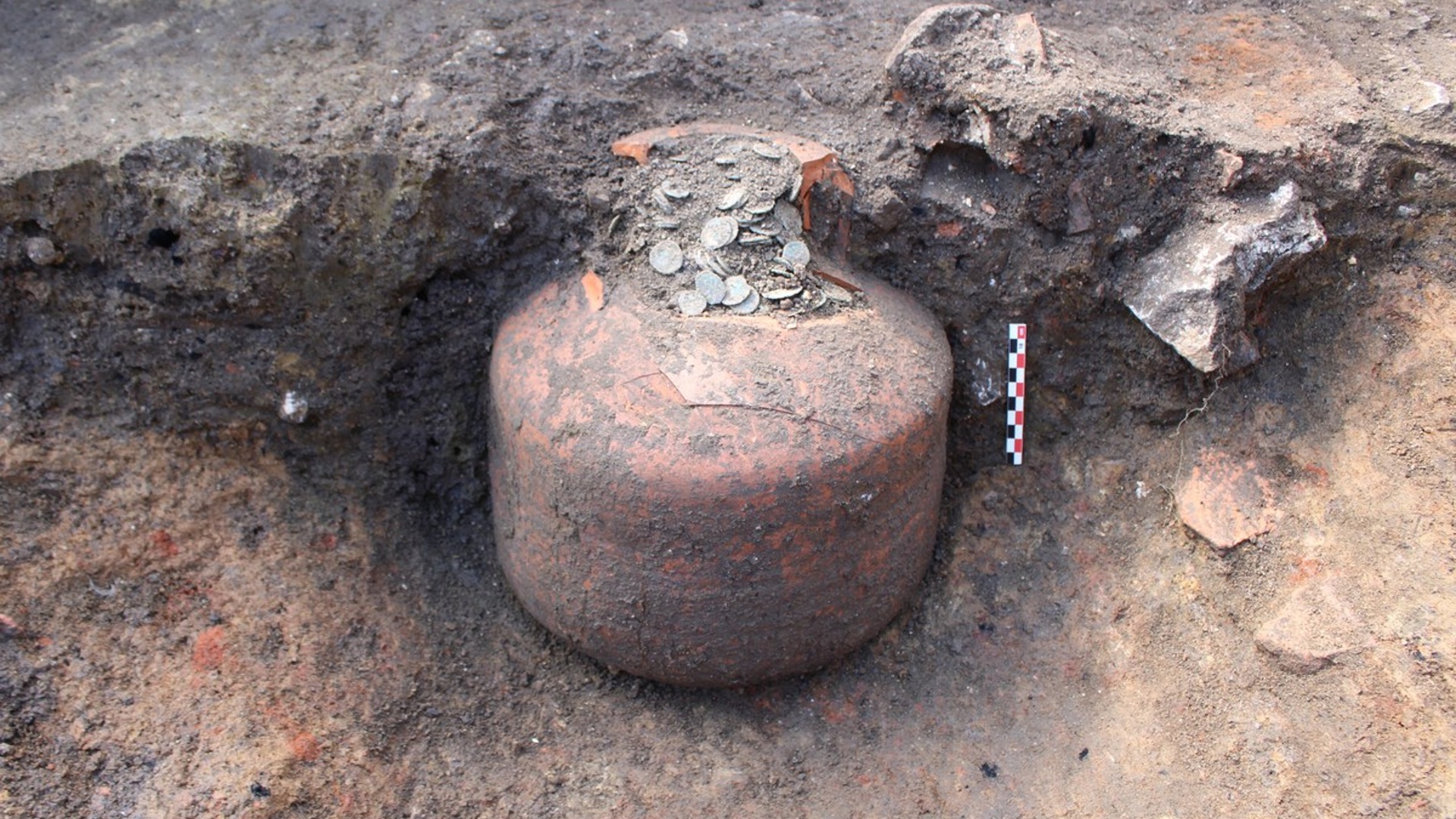 News: Sensationsfund - Archäologen haben in Frankreich drei antike Gefäße ausgegraben, die mit Zehntausenden Münzen gefüllt und 1.700 Jahre alt sind