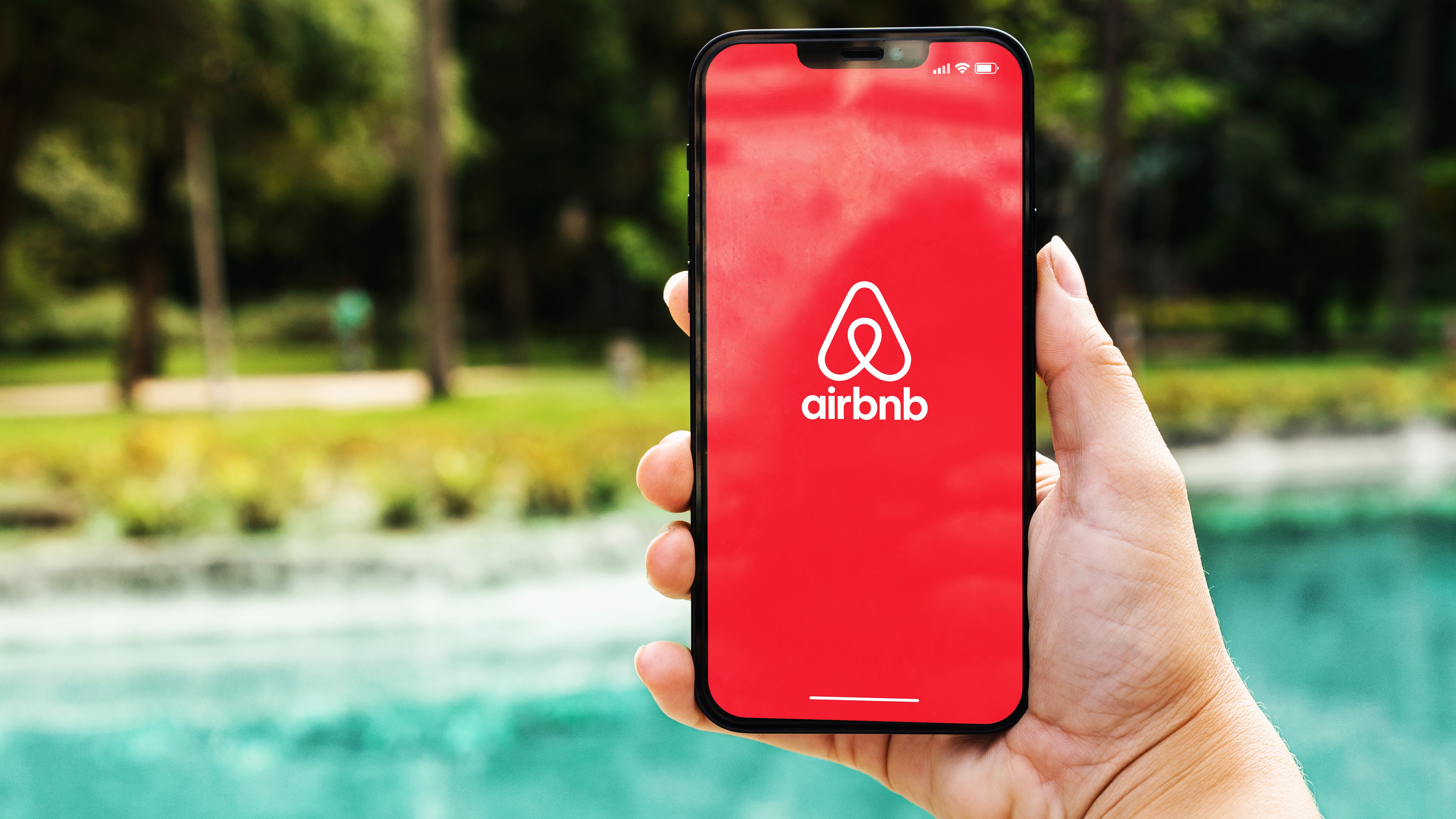 Der CEO von Airbnb fand, dass Wohnungen dort zu teuer waren und fragte nach günstigeren Preisen – inzwischen zeigt sich, das ist nicht so einfach