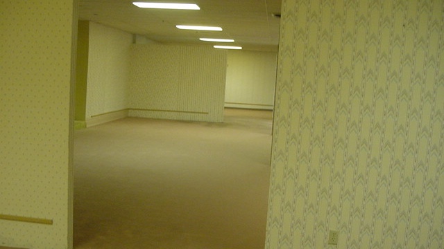 Plus - Special: Backrooms - Millionen Menschen haben Angst vor einem ganz normalen Büro – das Internetphänomen kommt bald in die deutschen Kinos