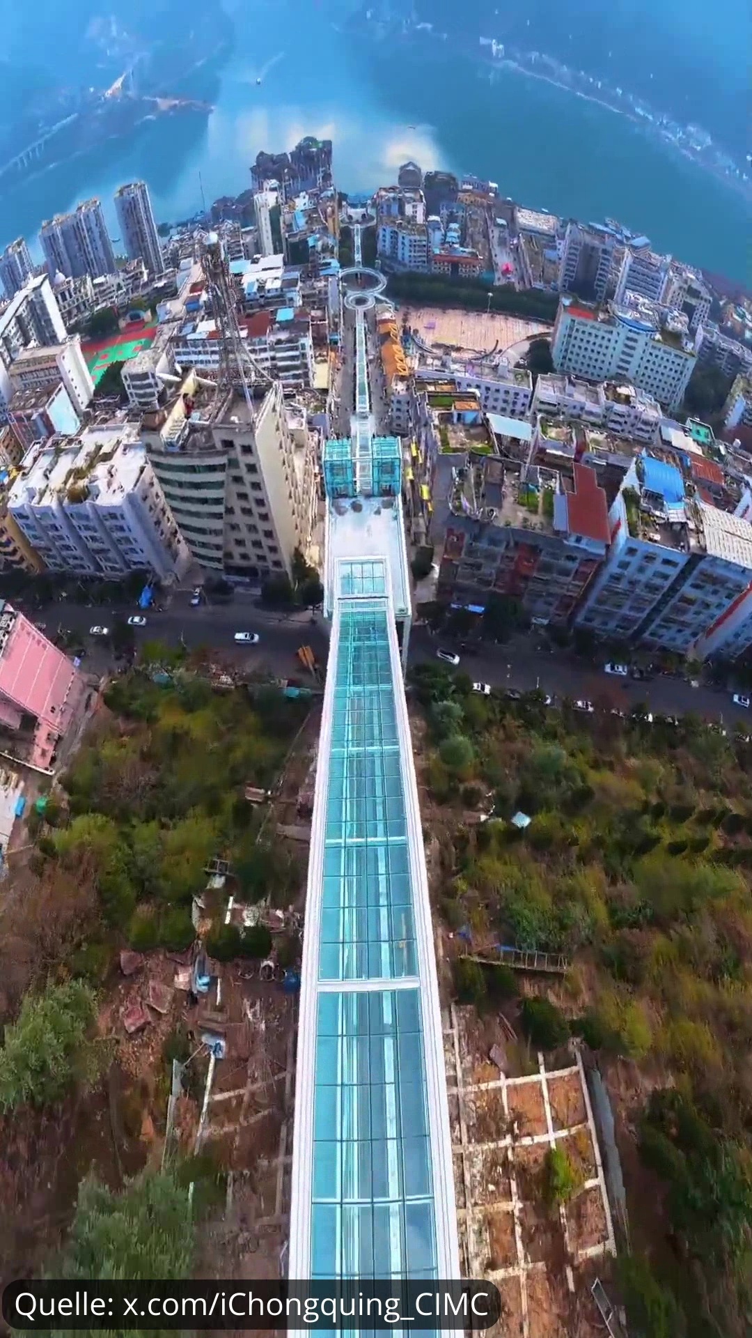 Video: Ein spektakulärer Drohnenflug über die längste Outdoor-Rolltreppenverbindung der Welt in China