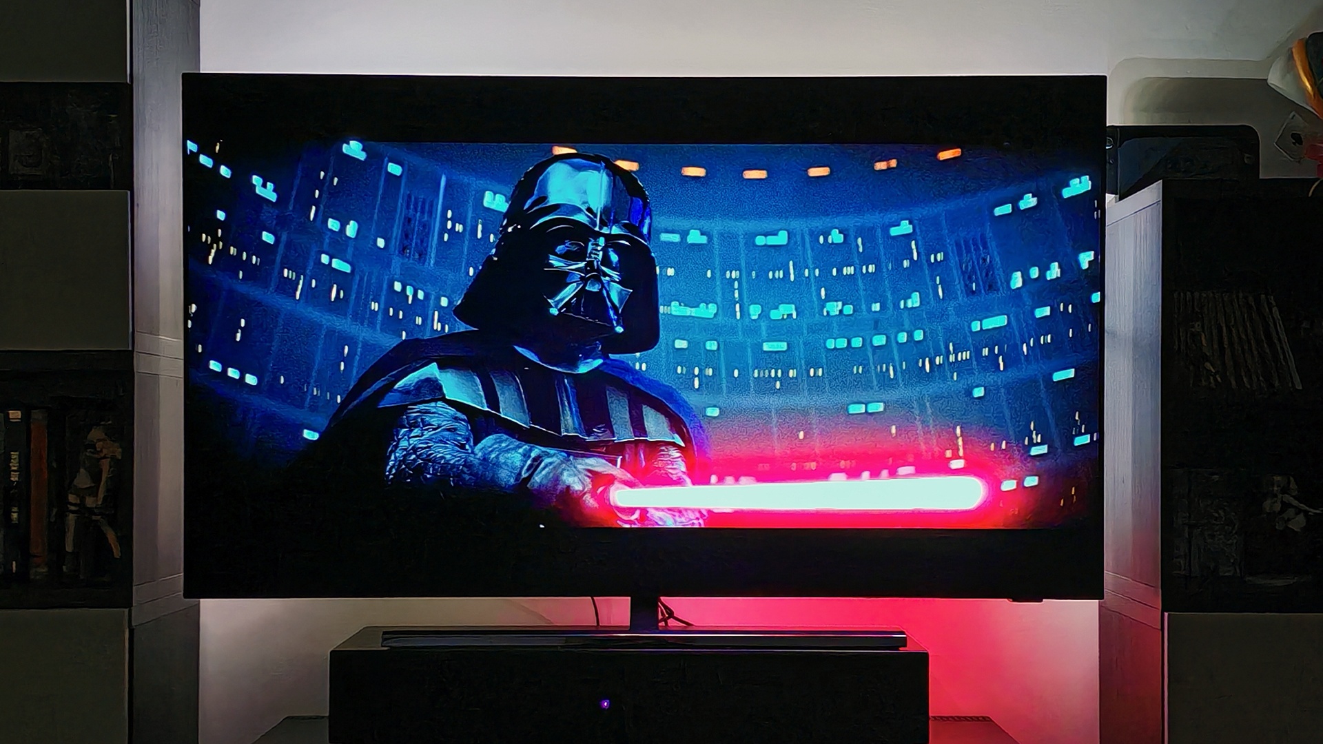Special: TVs & Ambilight - Ein Filmfan fragt, ob die LEDs hinter seinem TV etwas bringen – Wissenschaft und Community sagen beide: Ja