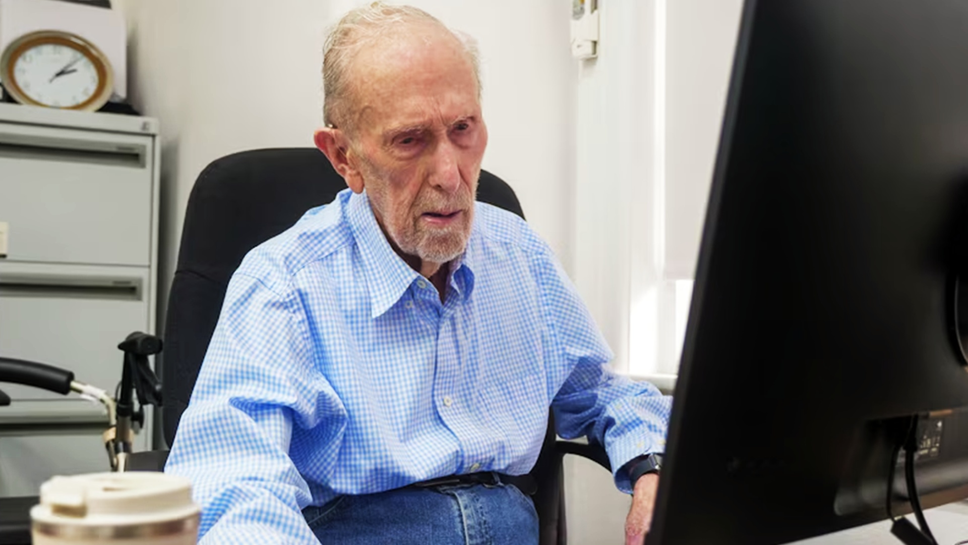 Special: Technik im Alter - »Alter war nie ein Kriterium« – Ein 102-Jähriger Australier bringt viel jüngeren Rentnern den Umgang mit Handys und Windows bei, mit denen Millennials teilweise Probleme haben