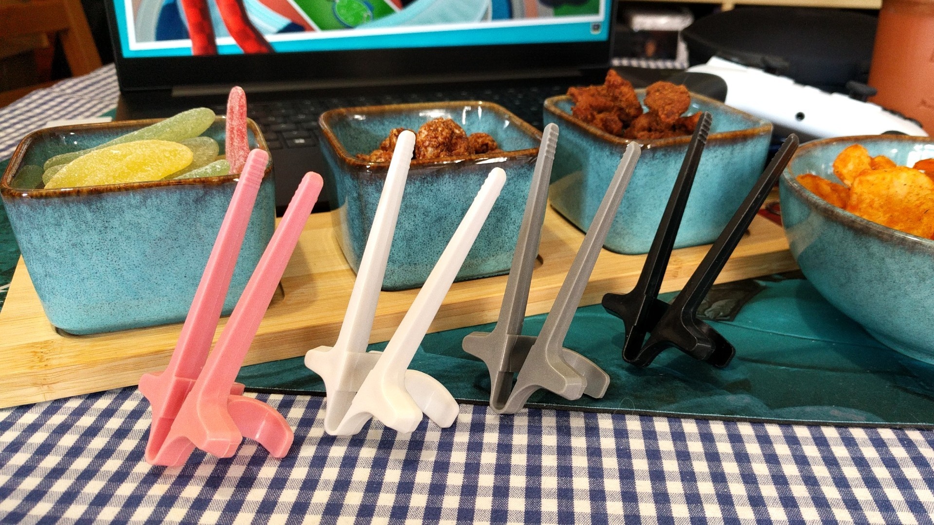 Special: Tools und Helfer - Nie wieder fettige Tastaturen: Mit einem Tool für 4 Euro im Spring Sale machen meine Snacks nichts mehr schmutzig