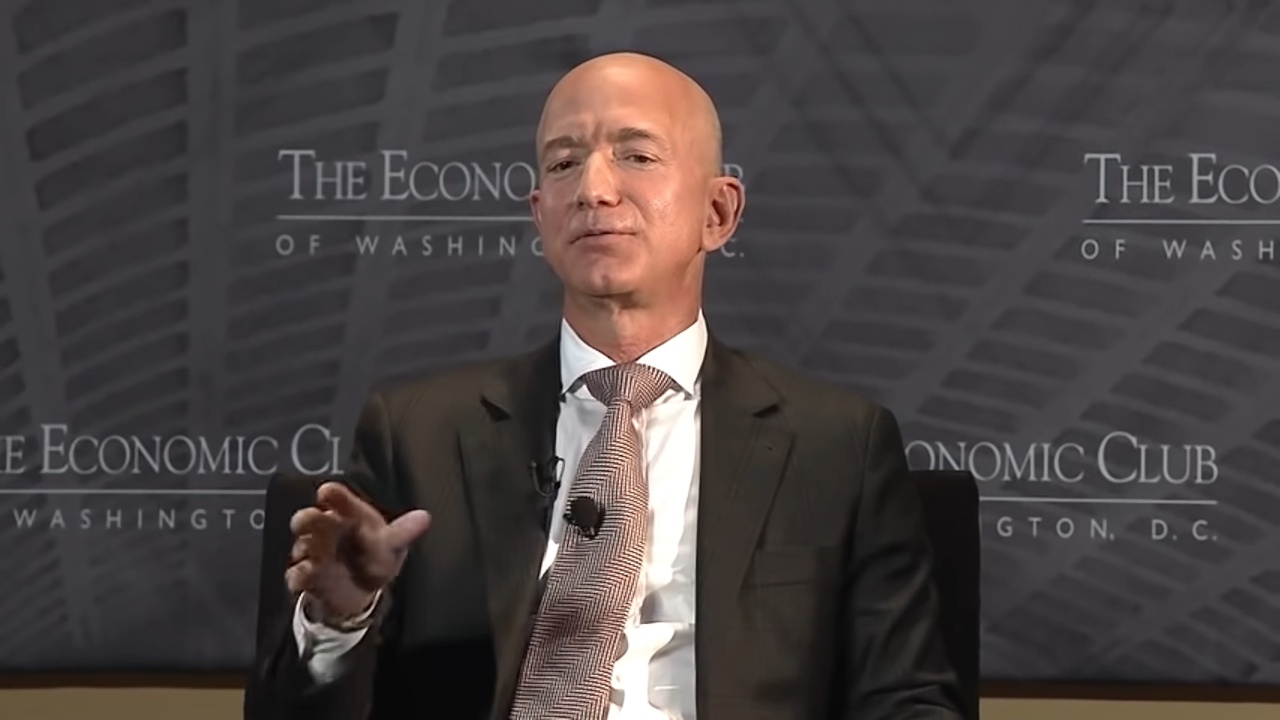 Jeff Bezos - Wenn es nach dem Amazon-Chef geht, besteht die Mode der Zukunft aus Müll – und 34 Millionen US-Dollar sollen es möglich machen