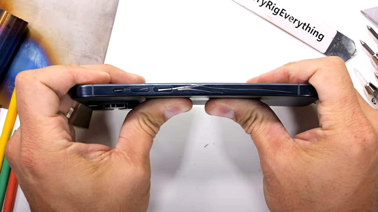 iPhone 15 Pro Max - r testet Robustheit: »Seid behutsam mit Apples  neuem Titan-Handy«