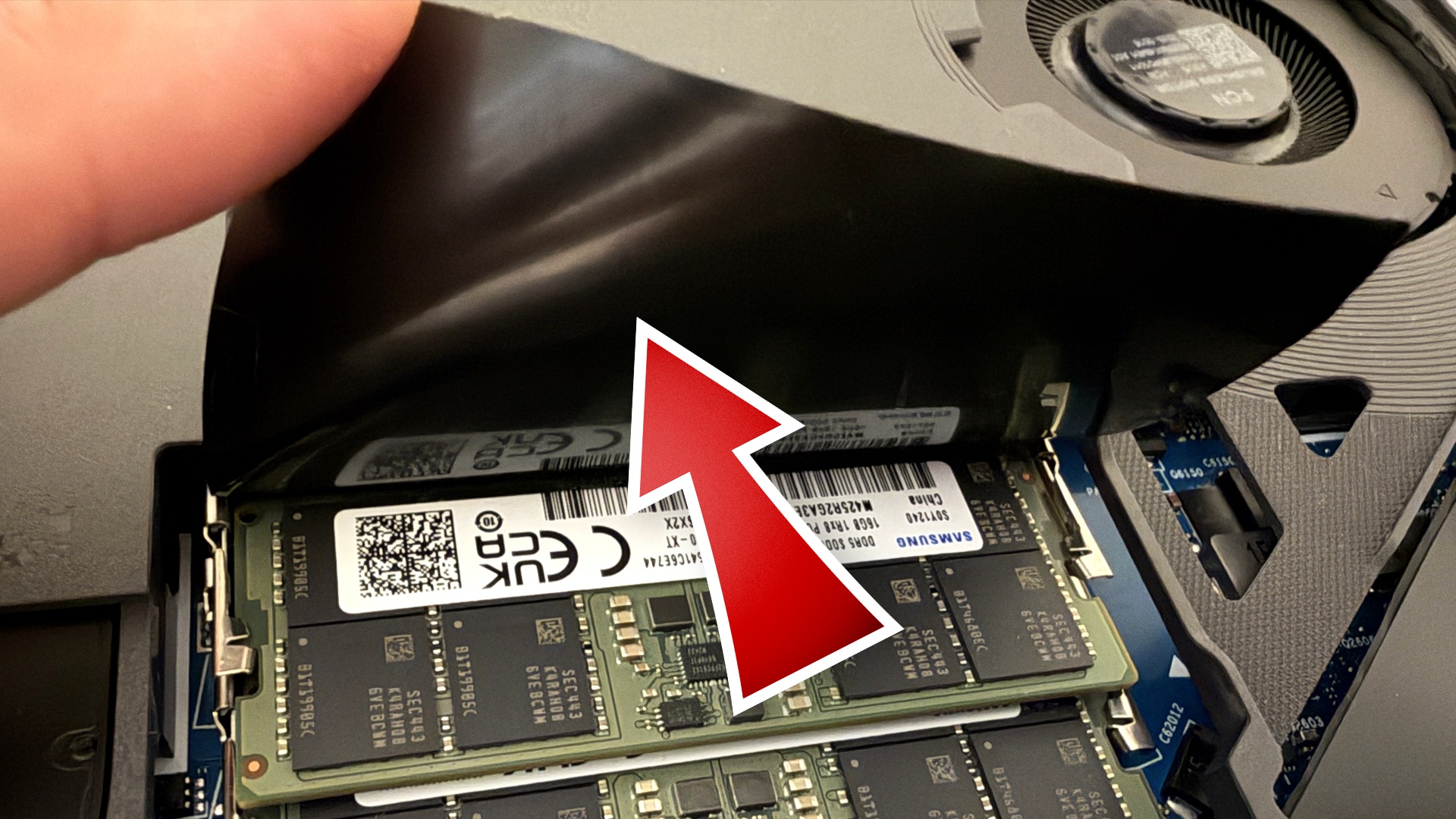 Special: Laptop - Notebook-Hersteller kleben oft RAM und SSD mit schwarzer Folie ab – doch was ist der Grund dafür?