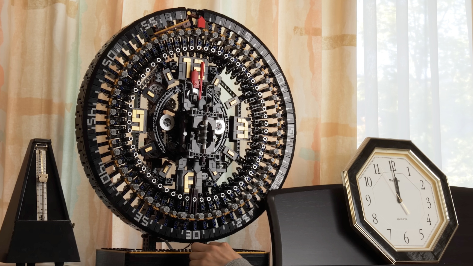 News: Lego - Baumeister stellt funktionierende Uhr nur aus den Teilen her und das Netz staunt - ein Nachteil gegenüber echten Uhren bleibt aber