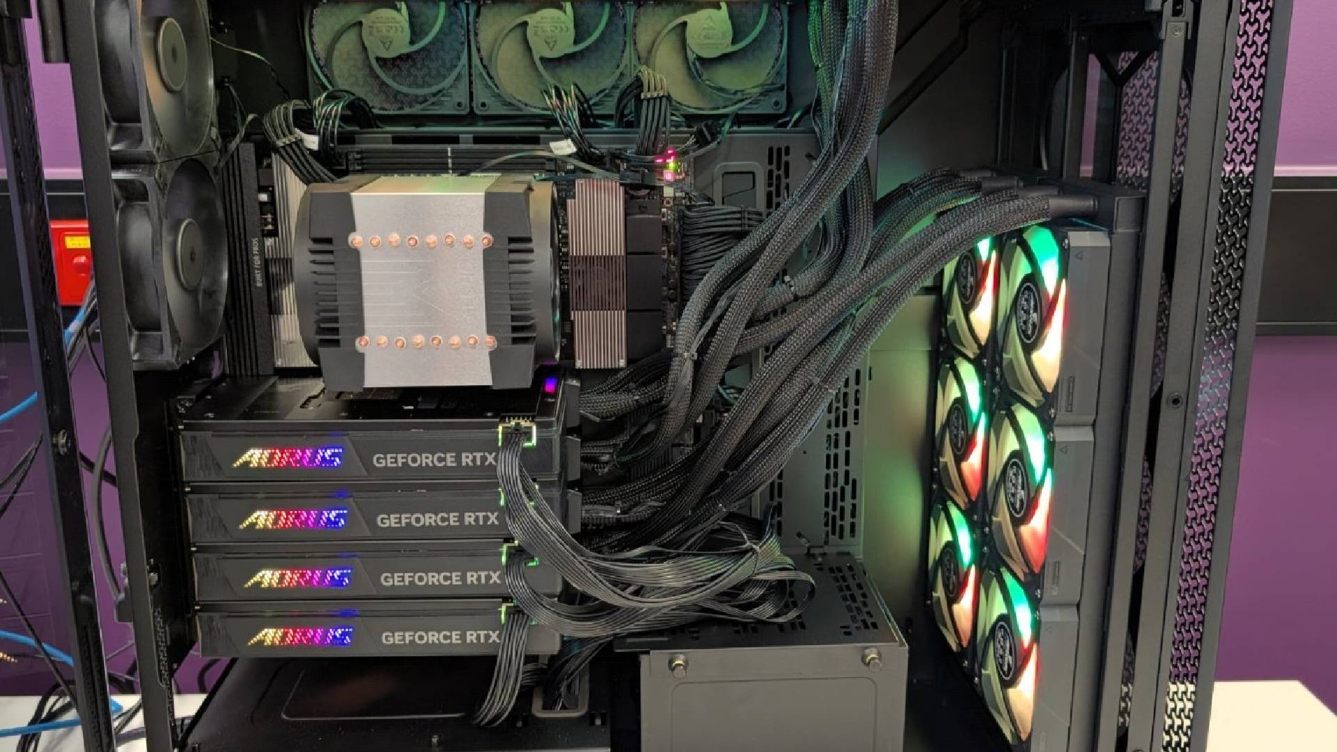 DIY-Rechner - Für den Preis eines Teslas: Spieler baut vier RTX 5090 in seinen Rechner, doch sie sind nicht für Spiele, sondern einen nobleren Zweck [Best of GameStar]
