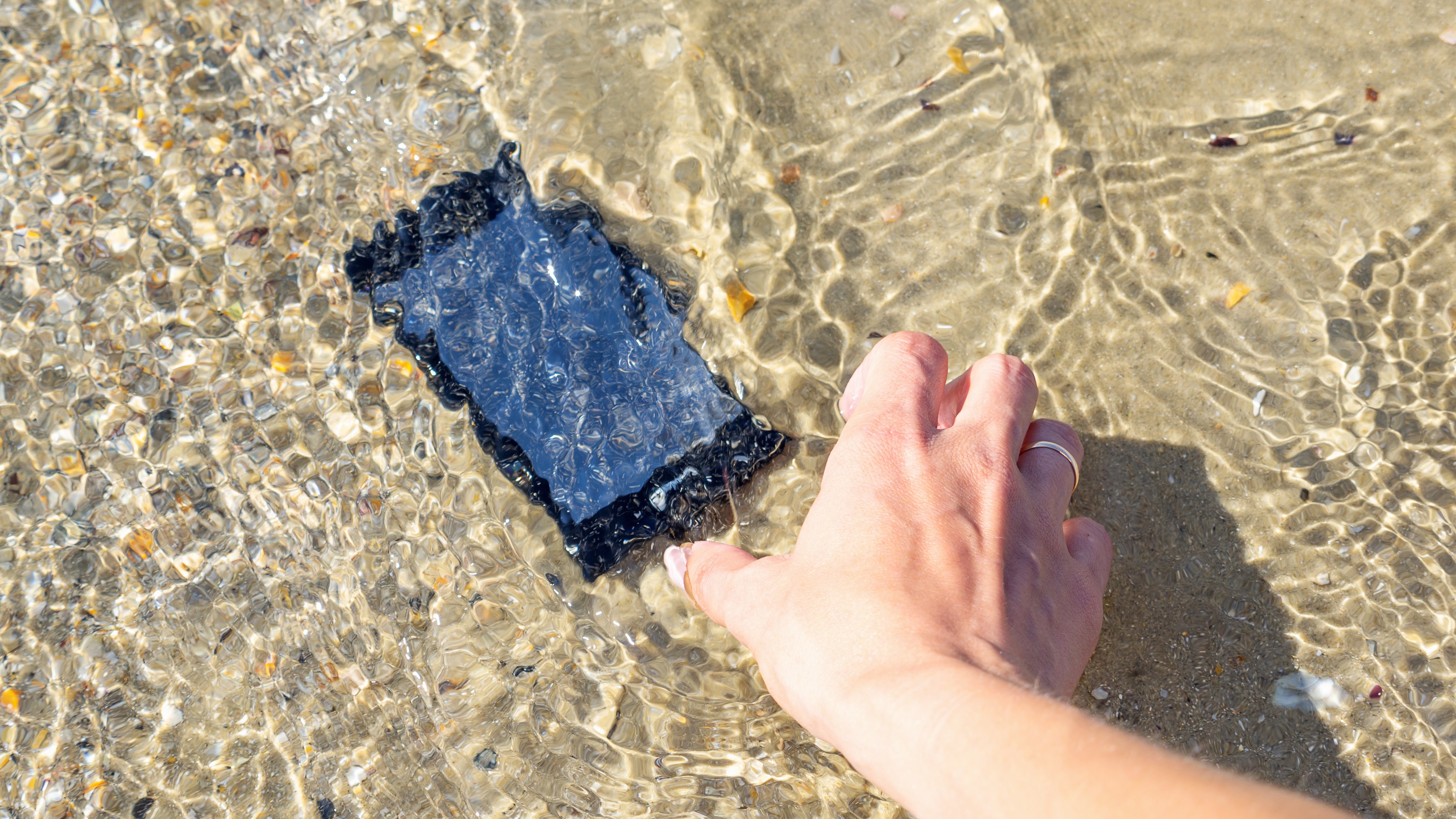 Guide: Smartphones - So prüft ihr, ob euer Handy wirklich wasserdicht ist – ohne es nass zu machen