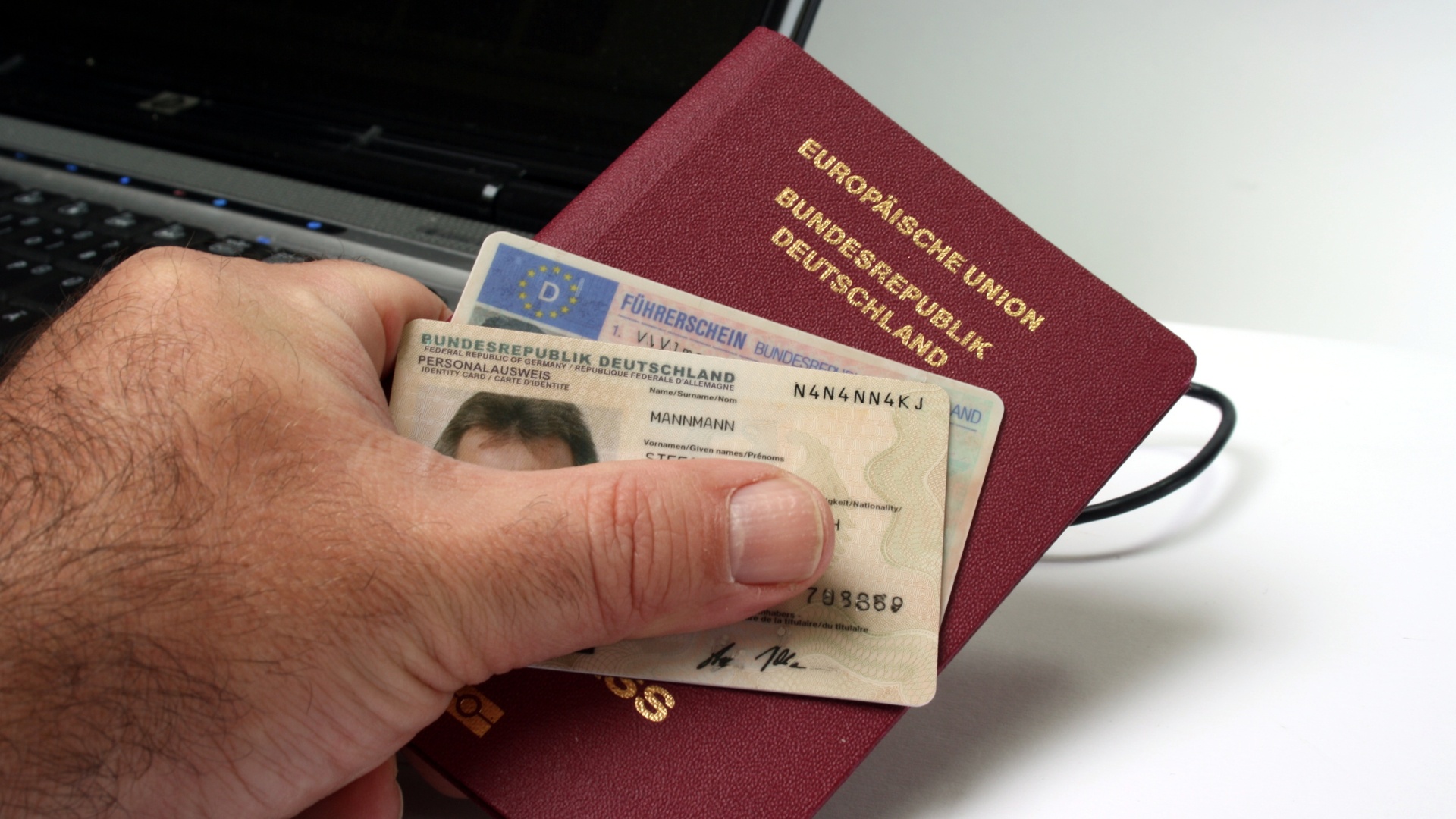 Auch in Deutschland können wir Personalausweis und Führerschein bald aufs Handy packen - wann es soweit sein soll